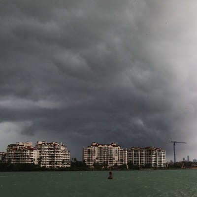 Mörka moln tornar upp sig när Irma närmar sig Florida.