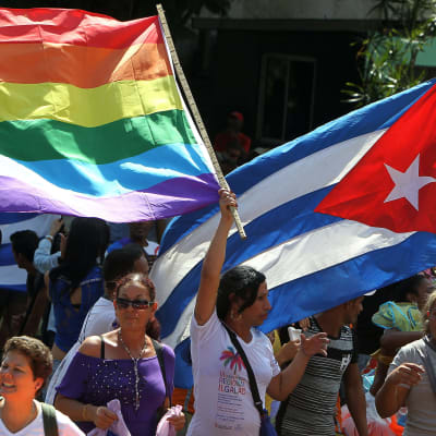Kubaner med Kubas flagga och regnbågsflaggan.