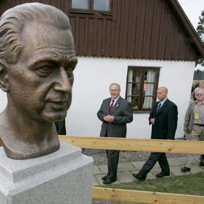 En skulptur föreställande Dag Hammarskjöld avtäcktes på Backåkra den 29 juli 2005. Den dåvarande statsministern Göran Persson i bakgrunden. 