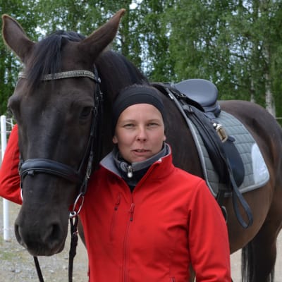 Hanna Pakkala ja lämminverinen hevonen Champion, eli Samu. 