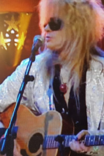 Bild från Bettina S TV programmet där Michel Monroe spelar på en Landola gitarr