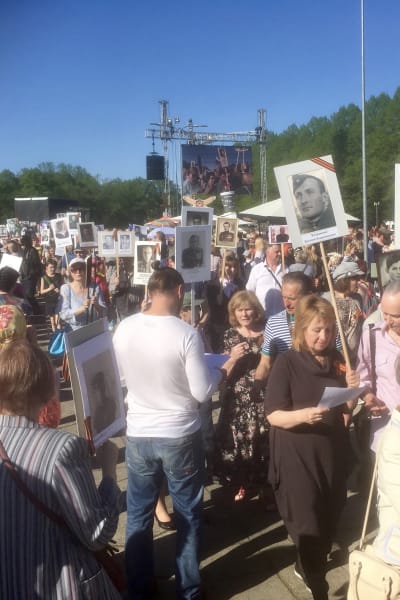 Marsch i Riga för de ryssar som stupade i andra världskriget på Segerdagen.