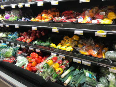 Grönsaker i plastförpackning till försäljning i ett snabbköp