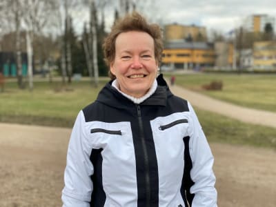 Kvinna i en park.