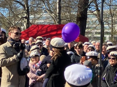 Människor firar första maj.