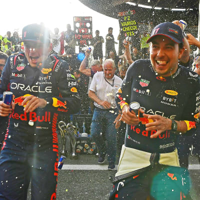 Max Verstappen ja Sergio Perez juhlivat Monzan kaksoisvoittoa.