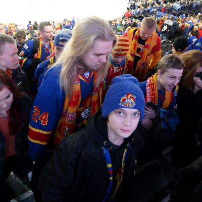 Jokerit-supportrar marscherar ut från matchen mot Spartak Moskva.