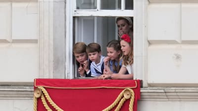 Storbritanniens prins George (längst till vänster), prinsessan Charlotte och prins Louis tittar på en ceremoni under drottningens platinajubileumsfirande i London den 2 juni 2022.