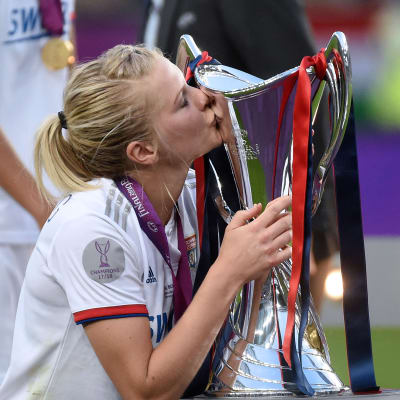 Ada Hegerberg kysser Champions League-pokalen.