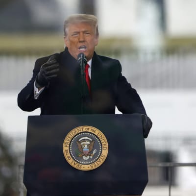 Den här bilden togs då Trump talade till sina anhängare strax innan de tågade mot Kongressbyggnaden på onsdagen. Då lät Trump helt annorlunda än i det videotal som publicerades i natt. 