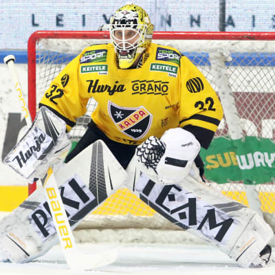 Niko Hovinen vaktar KalPa:s mål i ishockeyligan.