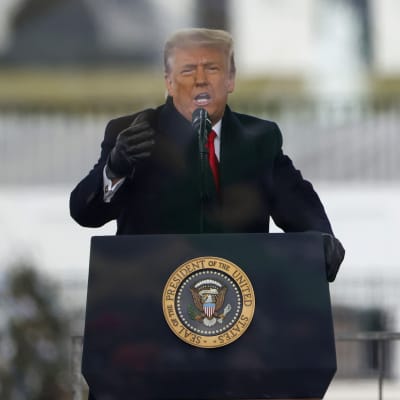 Den här bilden togs då Trump talade till sina anhängare strax innan de tågade mot Kongressbyggnaden på onsdagen. Då lät Trump helt annorlunda än i det videotal som publicerades i natt. 