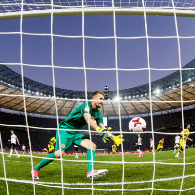 Lukas Hradecky räddar en boll, våren 2017.