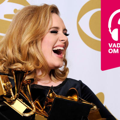 Adele ler stort med öppen mun och har famnen full med Grammystatyetter.