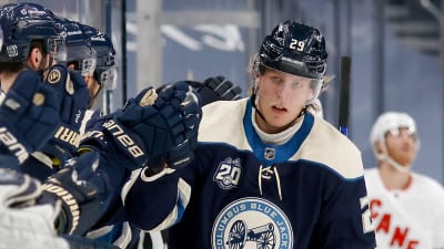 Patrik Laine i Columbus firar 1–0-ledningsmålet.