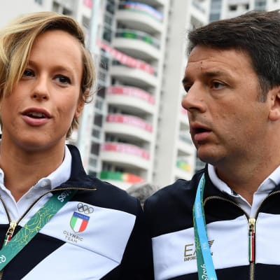 Premiärminister Matteo Renzi som har besökt Brasilien, vill hålla folkomröstningen om grundlagen inom ett par månader. Här träffar Renzi simmaren Federica Pellegrini i OS-byn