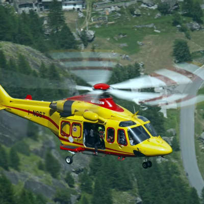En helikopter som tillhör italienska alpina räddningstjänsten deltar i operation för att rädda personer som fastnat i kabinbana på Mont Blanc 9.9.2016