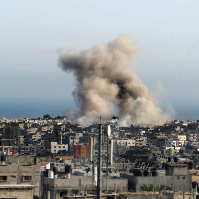 Rök stiger efter israelisk kommandoräd i Gaza den 12 juli.