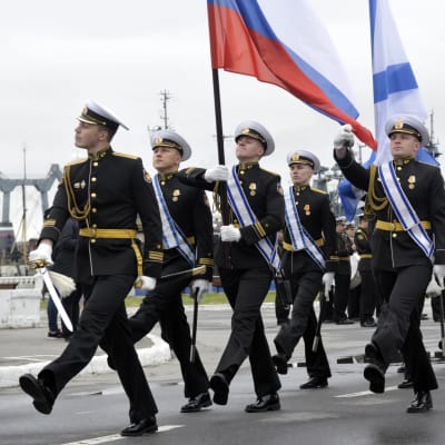 Ssotilaita marssii paraatissa Severomorskin kadulla.