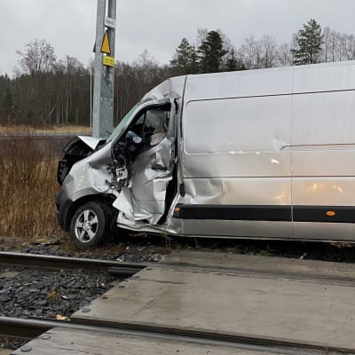 Pakettiauto, jonka kuljettajan ovi on rutistunut sisään onnettomuudessa