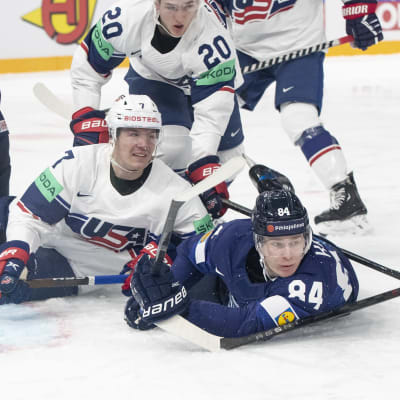 Kaapo Kakko ligger framför målet mot USA.