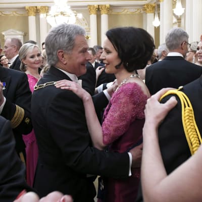 Jenni Haukio och Sauli Niinistö dansar på slottsbalen.