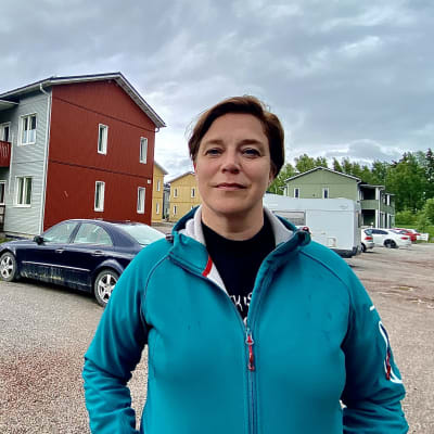 Pia Uddström på sin gårdsplan.