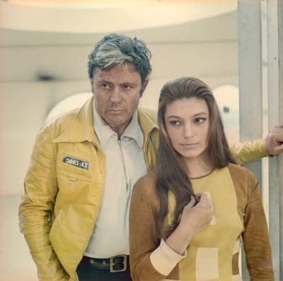 Mies ja nainen seisovat vaaleassa tilassa vierekkäin, kuva elokuvasta Solaris.