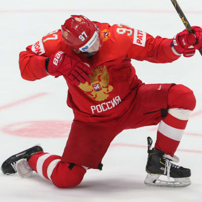Nikita Gusev firar ett straffmål i VM-bronsmatchen mot Tjeckien.