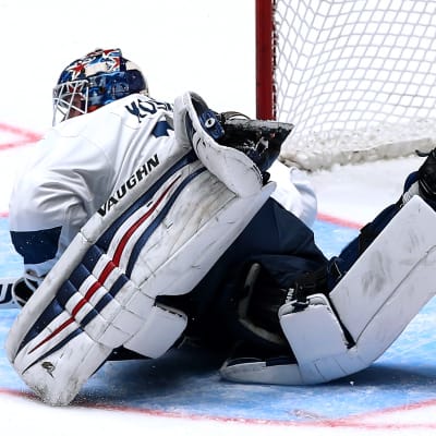 Mikko Koskinen på alla fyra och pucken är i mål