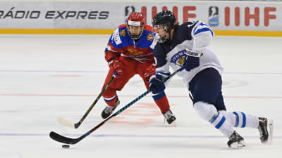 Rasmus Kupari var ettrig i semifinalmatchen mot Ryssland. Jaroslav Alexejev hölls inte med i svängarna.