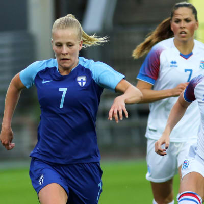 Adelina Engman i en träningsmatch mot Island.