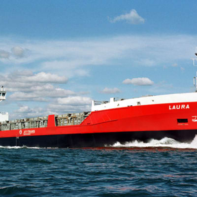 Fartyget M/S Laura åker på havet i hög hastighet