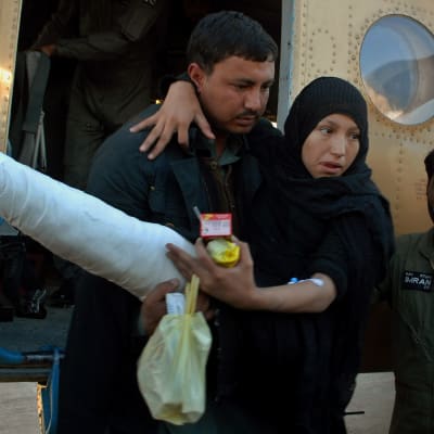 Skadad får hjälp efter jordbävningen i Peshawar i Pakistan oktober 2015.