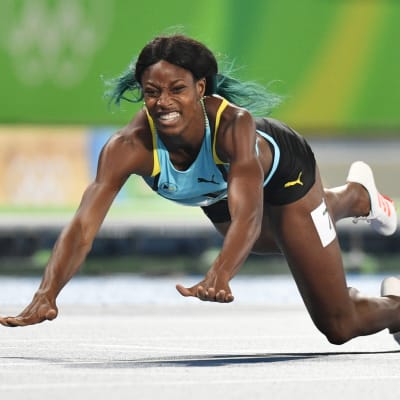 Shaunae Miller slungar sig över mållinjen under OS i Rio.
