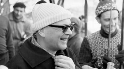 Kekkonen efter skidtur i idrottscentret Kääriku i Otepää sydväst om Tartu. Till höger Tartus borgmästare Heino Sisask, själv aktiv idrottsman