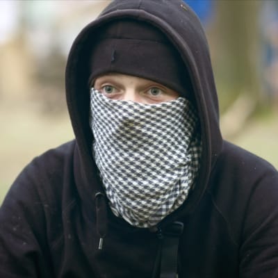 Maskerad tysk anarkist i skog. Anarkisten Momo i Hambach skogen/ April 2018, Västra Tyskland 