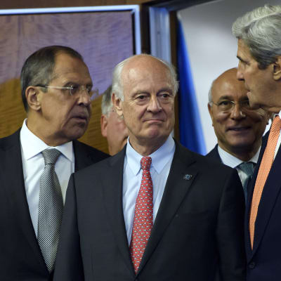 Rysslands utrikesminister Sergej Lavrov, USA:s utrikesminister John Kerry, FN:s specialsändebud i Syrien, Staffamn de Mistura