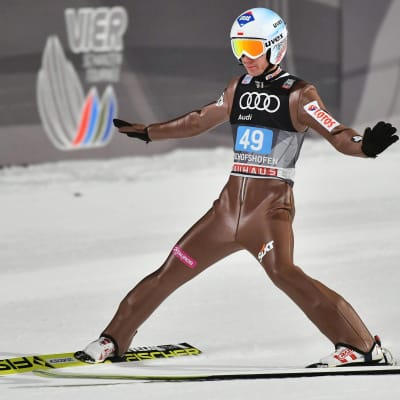 Kamil Stoch bromsar in efter ett lyckat hopp i Bischofshofen.