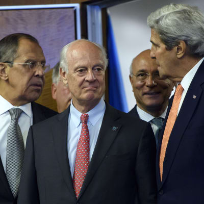 Rysslands utrikesminister Sergej Lavrov, USA:s utrikesminister John Kerry, FN:s specialsändebud i Syrien, Staffamn de Mistura