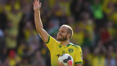 Teemu Pukki tackar Norwich-publiken.