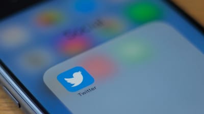 Twitters logo syns på en mobilskärm