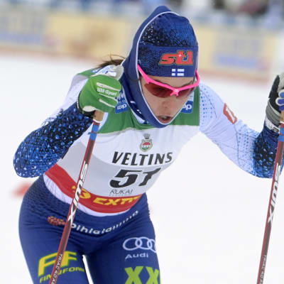 Krista Pärmäkoski åker skidor i Ruka.