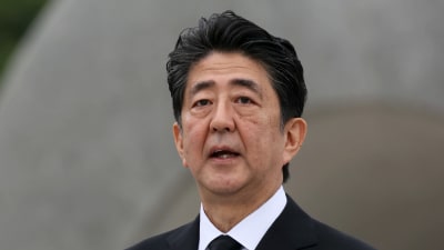 Den konservativa premiärministern Shinzo Abe som höll ett tal vid minnesstunden fick hård kritik för sin vägran att underteckna avtal om kärnvapenförbud.
