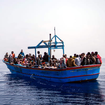 Migranter i träbåt på Medelhavet, ca 50 km utanför Libyens kust.