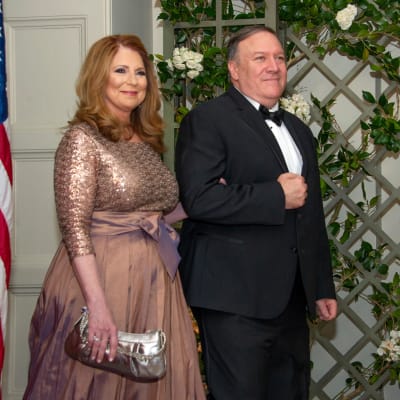 Den sparkade inspektören Steve Linick ville utreda om utrikesminister MIke Pompeo och hans fru Susan har tvingat livvakter och tjänstemän att utföra deras privata ärenden. 