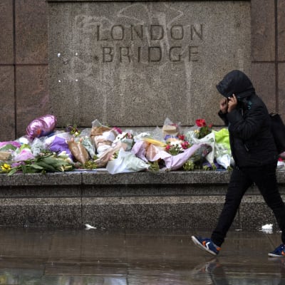 Blommor och andra minnesgåvor vid London Bridge, till minne av de som föll offer i attacken i London i juni 2017.