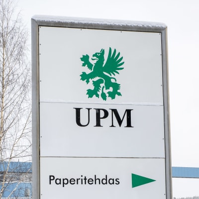 UPM Jämsänkosken paperitehtaan opastekyltti tehtaan edessä.