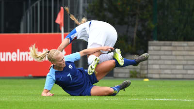 Adelina Engman glidtacklar en isländsk spelare.