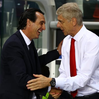 Unai Emery och Arsene Wenger skakar hand inför Champions League-mötet.